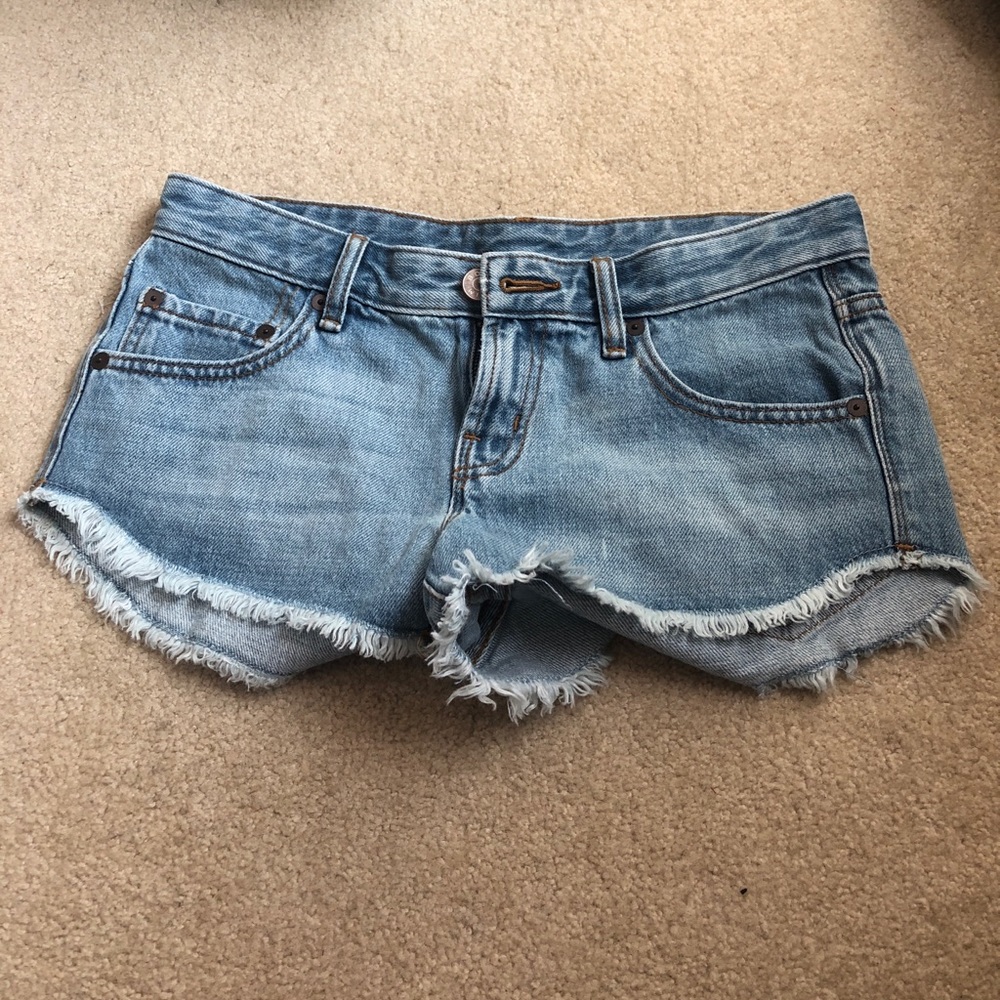Short frayed jean shorts